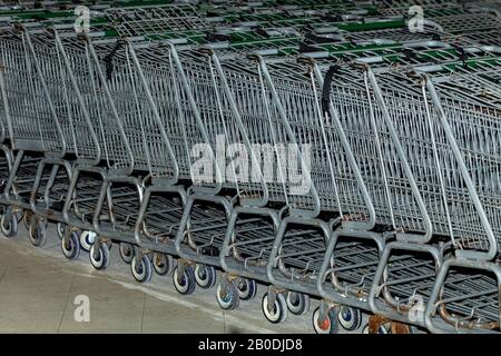 Chariots de shopping organisés dans une rangée dans le supermarché. Rangée de chariots vides à l'entrée du supermarché. Banque D'Images