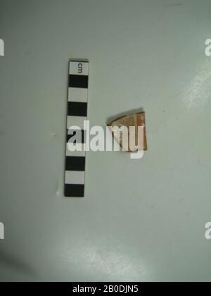 Shard, beige, motif bande, rouge, jaune pâle, motif brun clair, châle, faïence, 7,5 x 4 cm, Période Meroitische, 2ème-4ème siècle A.D., Egypte Banque D'Images