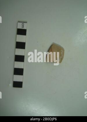 Shard, beige, motif bande, marron rouge, beige fin vrai, motif bande vert olive, tasse à fragments, châle, faïence, 5,5 x 6 cm, Période Meroitische, A.D. du 2ème-4ème siècle, Egypte Banque D'Images