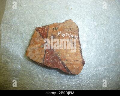 Shard, marron, triangle, brun rouge, beige fin vrai, motif en forme de cône, 4 x en marron et rouge, shard, faïence, 4,5 x 4 cm, Période Meroitische, 2ème-4ème siècle A.D., Egypte Banque D'Images