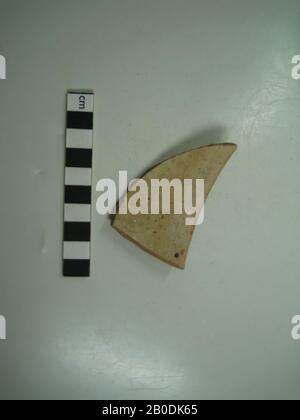 Shard, beige, motif bande, rouge, marron, beige vrai, brun foncé, figures rayures et coins, shard, faïence, 5 x 5,6 cm, Période Meroitische, 2ème-4ème siècle A.D., Egypte Banque D'Images