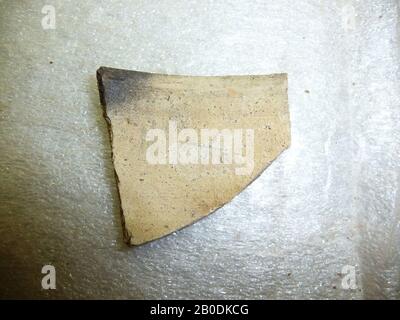 Shard, beige, motif bande, motif tendril, marron, beige fin, bandes en rouge et marron, shard, faïence, 4 x 4, Période de Meroitische, A.D. du 2ème-4ème siècle, Egypte Banque D'Images