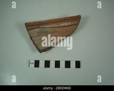 Shard, beige, motif bande, rouge, marron, épais, brun rougeâtre sphères modèle sur terre orange, shard, faïence, 7 x 4, Période de Meroitische, 2ème-4ème siècle A.D., Egypte Banque D'Images