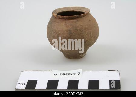 Tasse de faïence vernie avec un bord négligé. Tapez Hofheim 85 avec un pied plus haut. IC-IIa., coupe, faïence, h: 5,6 cm, diam: 6,2 cm, romaine 50-125, Pays-Bas, Gueldre, Nimègue, Nimègue Banque D'Images