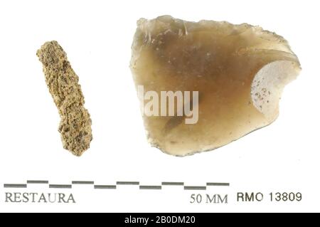 Pays-Bas Moyen âge, partie de clou, sortie avec retouch, fer, flint, 2.6 x 0.6 cm, 3.6 x 3.1 cm, x, Pays-Bas, Utrecht, Wijk bij Duurstede, Wijk bij Duurstede, Dorestad Banque D'Images