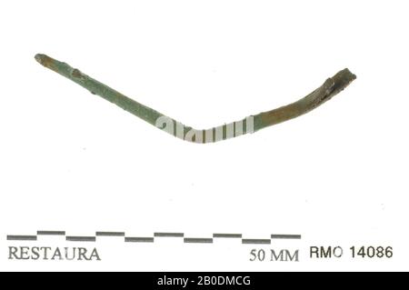 Pays-Bas Moyen âge, partie d'une broche ou d'une aiguille, tordue, alliage de cuivre, 5,5 x 0,2 cm, x, Pays-Bas, Utrecht, Wijk bij Duurstede, Wijk bij Duurstede, Dorestad Banque D'Images