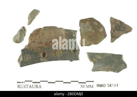 Pays-Bas Moyen âge, partie de plaque, avec cadre décoré, fragment, 5 x, métal, fer, alliage de cuivre, 4,1 x 2,2 cm, x, Pays-Bas, Utrecht, Wijk bij Duurstede, Wijk bij Duurstede, Dorestad Banque D'Images