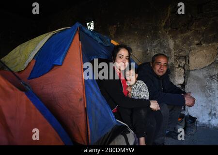 Bihac, Bosnie-Herzégovine. 9 février 2020. Réfugiés iraniens dans une tente dans une maison abandonnée du camp de Bira à Bihac.Bihac, dans le nord-ouest de la Bosnie-Herzégovine, est l'un des épicentres des réfugiés migrateurs le long de la route des Balkans avec tant de réfugiés de divers pays, la tension monte entre les différentes nationalités. La population bosniaque est étonnamment tolérante malgré l'abus de sa ville pittoresque. Crédit: Iain Burns/Sopa Images/Zuma Wire/Alay Live News Banque D'Images