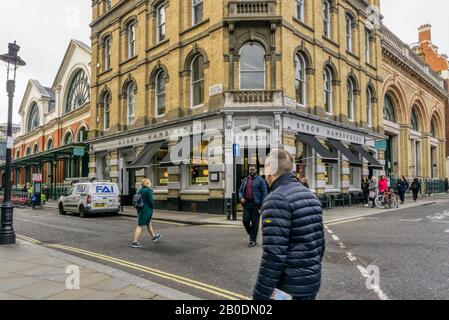 Les gens qui marchent devant des hamburgers Byron dans Covent Garden, dans le centre de Londres. Banque D'Images