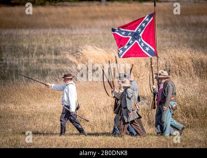 Brooksville, FL - 18 janvier 2020: Reenactor conduit ses soldats de guerre civile à la bataille, sous les couleurs du drapeau de bataille confédéré. Banque D'Images