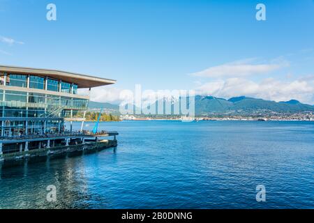 Vancouver (Colombie-Britannique), Canada - décembre 2019 - Magnifique journée du ciel bleu à la Place du Canada, au port maritime de la côte ouest de la Colombie-Britannique. Banque D'Images