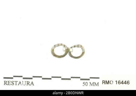 Pays-Bas Moyen âge, partie de chaîne, 3 maillons, alliage de cuivre, 1,6 x 0,8 cm, x, Pays-Bas, Utrecht, Wijk bij Duurstede, Wijk bij Duurstede, Dorestad Banque D'Images