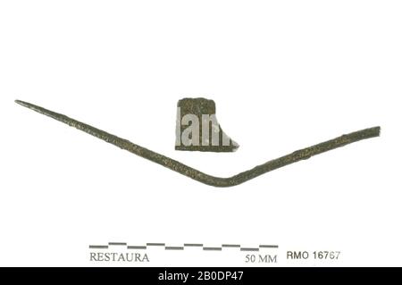 Pays-Bas Moyen âge, partie de broche ou aiguille, déformée, fragment de plaque, alliage de cuivre, 9,7 x 0,3 cm, x, Pays-Bas, Utrecht, Wijk bij Duurstede, Wijk bij Duurstede, Dorestad Banque D'Images