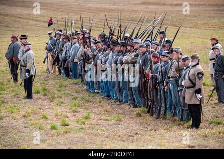 Brooksville, FL - 19 janvier 2020: Les réacteurs représentant les soldats du sud américain pendant la guerre civile entrent en formation. Banque D'Images