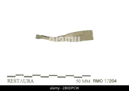 Pays-Bas Moyen âge, partie d'une bande, se terminant par un point, alliage de cuivre, 3,5 x 0,6 cm, x, Pays-Bas, Utrecht, Wijk bij Duurstede, Wijk bij Duurstede, Dorestad Banque D'Images