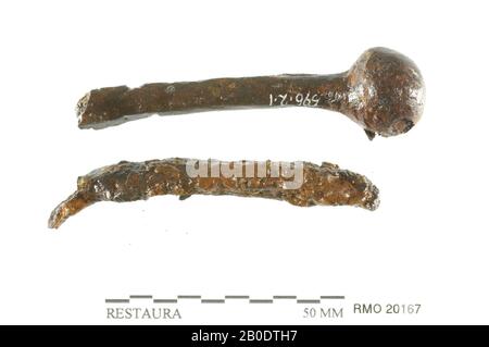 Pays-Bas Moyen âge, partie de clou, avec tête convexe, fragment d'agrafes, fer, 7,0 x 1,9 cm, 6,9 x 1,1 cm, x, Pays-Bas, Utrecht, Wijk bij Duurstede, Wijk bij Duurstede, Dorestad Banque D'Images