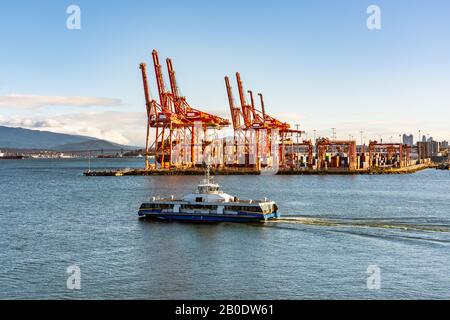 Vancouver (Colombie-Britannique), Canada - décembre 2019 - Vue Magnifique sur le terminal de conteneurs Centerm, Port de Vancouver, en une journée de ciel bleu. Banque D'Images