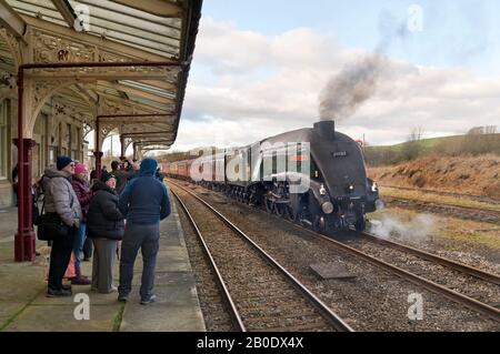 Locomotive à vapeur de classe A 4 Union de l'Afrique du Sud à l'essai de Carnforth, vue ici à la gare d'Hellifield, dans le Yorkshire du Nord. Banque D'Images