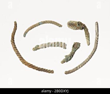Pays-Bas Moyen âge, bracelet fragments 6 x, métal, bronze, plus grand fragment 3.6 x 0.2 x 0.2 cm, vmec, Pays-Bas, Utrecht, Wijk bij Duurstede, Wijk bij Duurstede, Dorestad Banque D'Images