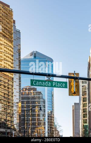 Vancouver (Colombie-Britannique), Canada - décembre 2019 - Magnifique journée du ciel bleu à la Place du Canada, au port maritime de la côte ouest de la Colombie-Britannique. Banque D'Images