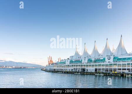 Vancouver (Colombie-Britannique), Canada - décembre 2019 - Magnifique journée du ciel bleu à la Place du Canada, au port maritime de la côte ouest de la Colombie-Britannique. Banque D'Images