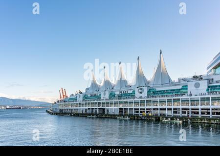 Vancouver (Colombie-Britannique), Canada - décembre 2019 - Magnifique journée du ciel bleu à la Place du Canada, au port maritime de la côte ouest de la Colombie-Britannique. Banque D'Images