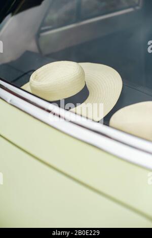 Chapeau de plage arrière de voiture vintage Photo Stock - Alamy