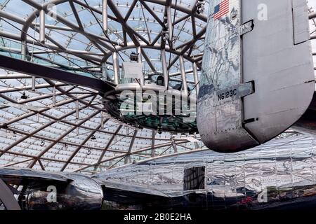 Salzbourg / Autriche - Août 2019: Red Bull Hangar-7, un bâtiment moderne en verre et en acier accueillant une collection d'avions historiques, hélicoptères. Banque D'Images