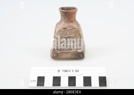 Vase carré à col rond et fond plat. Le cou et le bord courent légèrement vers l'extérieur. Le bol est décoré de motifs triangulaires incrustés d'une pâte blanche. Dans le bocal de mascara est toujours les yeux d'origine noir !, vaisselle, poterie, H 6 cm, W 5,7 cm, H 78 cm, Iron Age II-III 1000-700 BC, Iran Banque D'Images