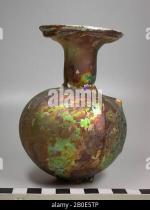 Flacon sphérique avec col cylindrique et bouche en forme d'entonnoir en verre violet clair. Sur l'épaule et les côtes pressées du ventre. En tant que support anneau un cercle de petites nuances pressées., Afin de laisser le contenu d'un vase s'écouler de l'ouverture, des gouttes ont été faites dans les temps anciens, 'prie vases". Le cou de ces vases est fermé à l'intérieur par une tranche de verre, qui a une petite ouverture au milieu. Lorsque la bouteille est retournée, le parfum (ou huile parfumée) sort en gouttes., vaisselle, verre, H 12 cm, Syrie Banque D'Images