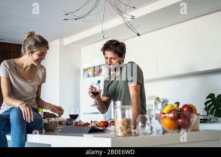 Couple using digital tablet in kitchen Banque D'Images
