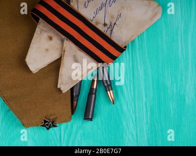 9 Mai, Jour De La Victoire. Ruban George, lettres, cartouches, CAP. Symbole traditionnel du jour de la Victoire 1945. Russie Banque D'Images