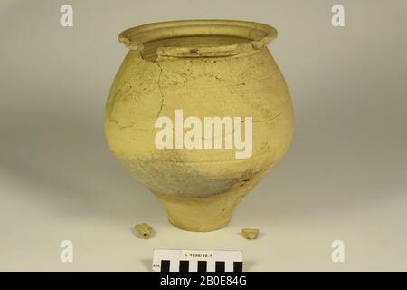 Grand pot de cuisine en faïence jaune à parois rugueuses avec profil en forme de coeur. Bord endommagé, 2 franges lâches, collage ancien et ajouts. Contient des résidus crélés., pot de cuisine, faïence, h: 25 cm, diam.: 23 cm, roman, Pays-Bas, Hollande-Méridionale, Katwijk, Valkenburg Banque D'Images