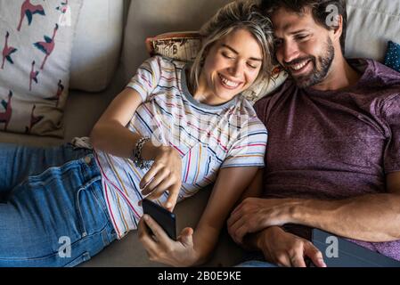 Couple à l'aide de smart phone Banque D'Images