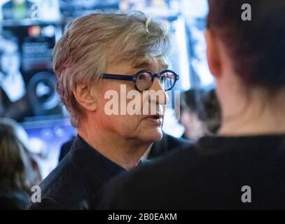 20 février 2020, Berlin: Wim Wenders, réalisateur et photographe, parle à un participant de l'événement au cinéma "Moviemento" sur Kottbusser Damm. Une table ronde avec des représentants de l'art et des affaires a eu lieu au cinéma sur l'avenir du cinéma. Photo: Paul Zinken/Dpa Banque D'Images