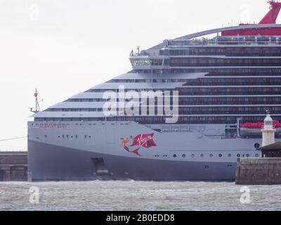 Dover, Kent, Royaume-Uni. 20 février 2020. Virgin Voyages est arrivée à Douvres aujourd'hui, le nouveau bateau de croisière de luxe réservé aux adultes, « la Dame du bateau ». Crédit: James Bell/Alay Live News Banque D'Images