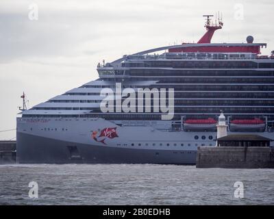 Dover, Kent, Royaume-Uni. 20 février 2020. Virgin Voyages est arrivée à Douvres aujourd'hui, le nouveau bateau de croisière de luxe réservé aux adultes, « la Dame du bateau ». Crédit: James Bell/Alay Live News Banque D'Images