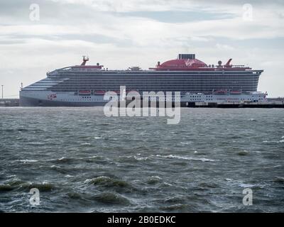 Dover, Kent, Royaume-Uni. 20 février 2020. Virgin Voyages est arrivée à Douvres aujourd'hui, le nouveau bateau de croisière de luxe réservé aux adultes, « la Dame du bateau ». Crédit: James Bell/Alay Live News Banque D'Images