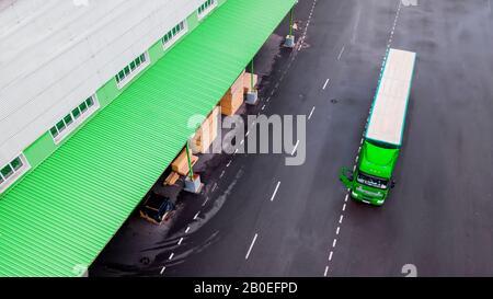 le chariot attend le chargement au centre logistique Banque D'Images