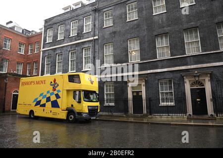 Une fourgonnette De déménagement de Bishop à l'extérieur du 11 Downing Street, Londres, alors que l'ancien chancelier de l'Échiquier Sajid Javid sort avant que le nouveau chancelier Rishi Sunak ne prenne résidence dans la propriété de grâce et de faveur au-dessus du numéro 10. Photo PA. Date De L'Image: Jeudi 20 Février 2020. Voir crédit photo devrait lire: Stefan Rousseau/PA Wire Banque D'Images