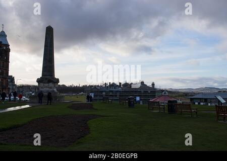 St ANDREWS, ÉCOSSE - 17/2/2020 - le mémorial de Martyr derrière le Old course, avec la R&A en cours de rénovation en arrière-plan Banque D'Images