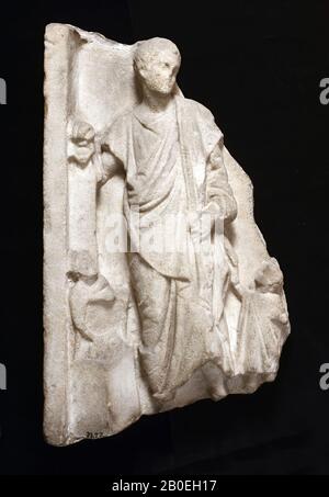 Fragment de soulagement de tombeau grec de l'est. Au total, trois figures sont représentées : un jeune homme debout, flanqué de deux petits serviteurs. L'homme repose avec sa main r. sur un herm., sculpture, pierre, marbre, 54 cm, -200 Banque D'Images