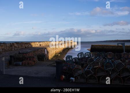 St ANDREWS, ÉCOSSE - 17/2/2020 - la jetée de St. Andrews, célèbre pour les promenades étudiantes, avec des homards sur la droite du cadre Banque D'Images