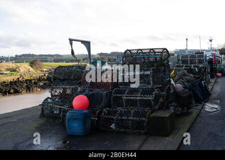 St ANDREWS, ÉCOSSE - 17/2/2020 - Pottes de homard sur le port Banque D'Images