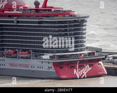 Dover, Kent, Royaume-Uni. 20 février 2020. Virgin Voyages est arrivée à Douvres aujourd'hui, le nouveau bateau de croisière de luxe réservé aux adultes, « la Dame du bateau ». Crédit: James Bell/Alay Live News Banque D'Images