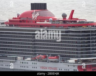 Dover, Kent, Royaume-Uni. 20 février 2020. Virgin Voyages est arrivée à Douvres aujourd'hui, le nouveau bateau de croisière de luxe réservé aux adultes, « la Dame du bateau ». Crédit: James Bell/Alay Live News Banque D'Images