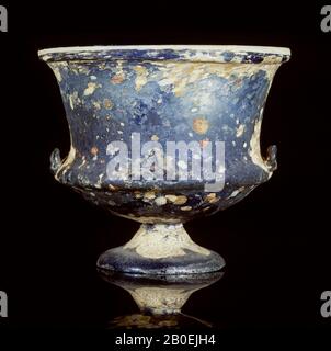 Chalice sur pied (carchesium) de verre bleu translucide, avec des perles de verre colorées fusionnées. De la 2ème collection de F.L. von Gans., carchesium, verre, 13 cm, ø 14.5 cm, I 0-100 AD, Italie Banque D'Images