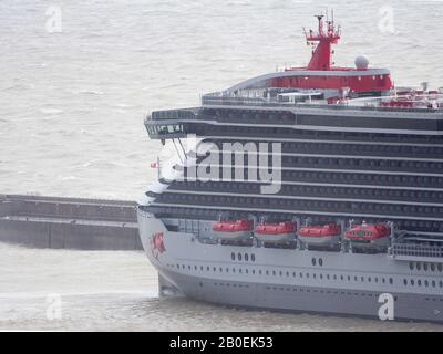 Dover, Kent, Royaume-Uni. 20 février 2020. Virgin Voyages est arrivée à Douvres aujourd'hui, le nouveau bateau de croisière de luxe réservé aux adultes, « la Dame du bateau ». Crédit: James Bell/Alay Live News Banque D'Images