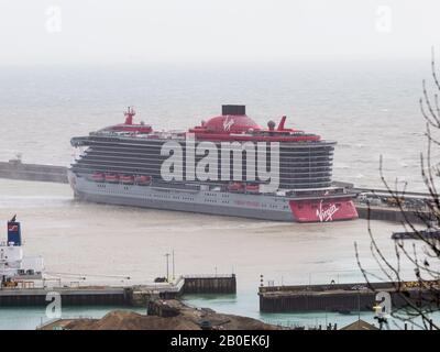 Dover, Kent, Royaume-Uni. 20 février 2020. Virgin Voyages est arrivée à Douvres aujourd'hui, le nouveau bateau de croisière de luxe réservé aux adultes, « la Dame du bateau ». Crédit: James Bell/Alay Live News Banque D'Images