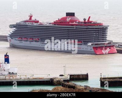 Dover, Kent, Royaume-Uni. 20 février 2020. Virgin Voyages est arrivée à Douvres aujourd'hui, le nouveau bateau de croisière de luxe réservé aux adultes, « la Dame du bateau ». Crédit: James Bell/Alay Live News Banque D'Images